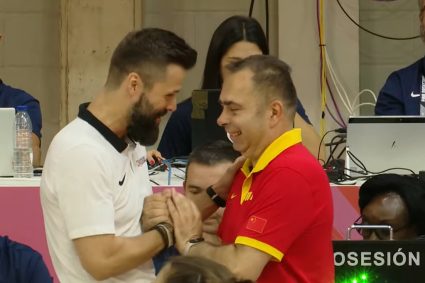 😦China Women’s Basketball U19 suffered 3 consecutive defeats foreign coach shake hands and smile after the game