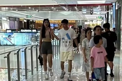 Is it them? Some netizens took pictures of Zhuo Zhi and Lin Wei shopping together before.