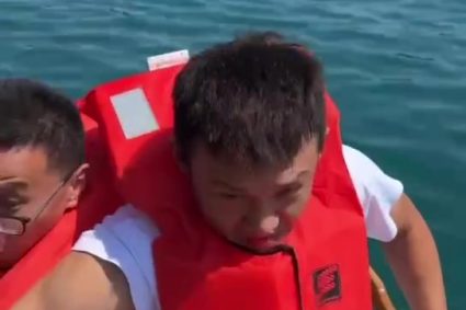 Zhou Qi and his teammates enjoyed a tour of the friendship boat between Lake Brad and Zhou Peng.