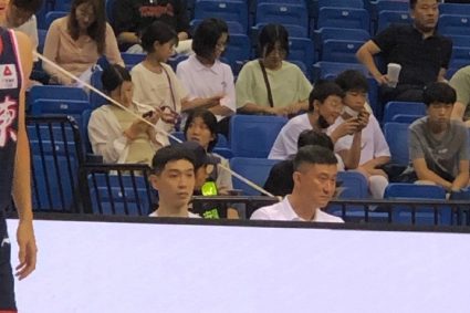 Media person: Du Feng left his nephew Yan Jiajun after the Guangzhou Competition. Two people watched the battle in the Guangdong bench.