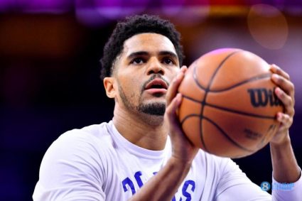 NBA officials show photos to wish Tobias Harris a happy 31th birthday!