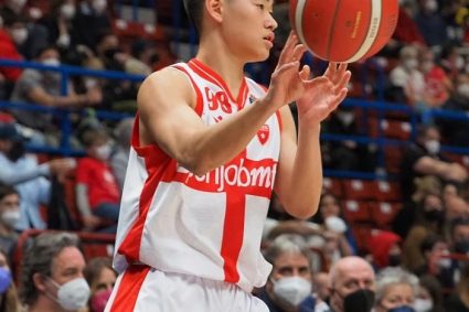 The reporter of Sports Weekly reported that Zhao Weilun, a travel General, has signed a contract with Shanghai men’s basketball.