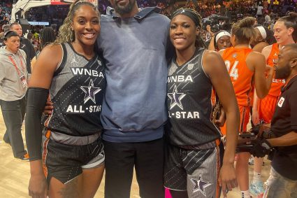 Hug left and right? Durant appears in the WNBA All-Star Game and the WNBA star Photo