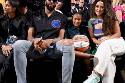 Long time no see! Heavy eyebrow with wife and 5-year-old daughter spectators WNBA All-Star