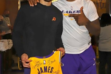 James gave the last No. 23 jersey to Booker before the last change!