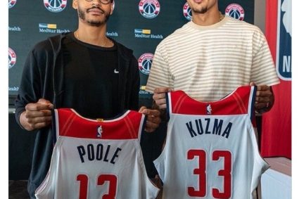 US media show Kuzma & Poole Photo: Why does brother Ma hold the jersey like he just joined the Wizard