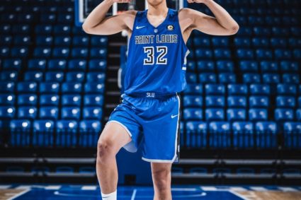 Liaoning men’s basketball new star center Zhang Chen Zhifeng has flew to the United States to return to St. Louis University