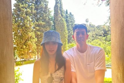 This photo is a little sweet! Shen Zijie’s girlfriend showed a recent photo of the two in Spain.