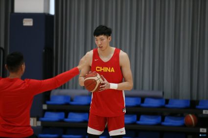 Media: Shanghai men’s basketball and Xinjiang men’s basketball will hold a new round of negotiations on Zhou Qi’s transaction