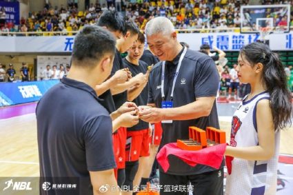 Xu Jicheng, vice chairman of Chinese Basketball Association, came to the scene to present the championship ring of last season for Guangxi Weizhuang.