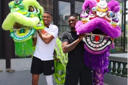 Full Harvest! Brother alphabet shows photos of lion dance: we are here to learn new things.