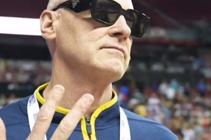 Jim Carrey?Pacers coach Carlyle watching summer couplet wearing sunglasses cool style